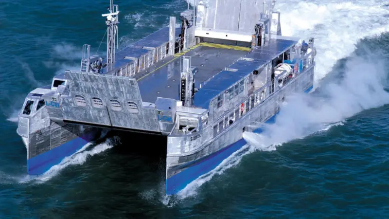 The vessel is able to operate at the impressive speed of 10 knots in reverse at full load in open seas.