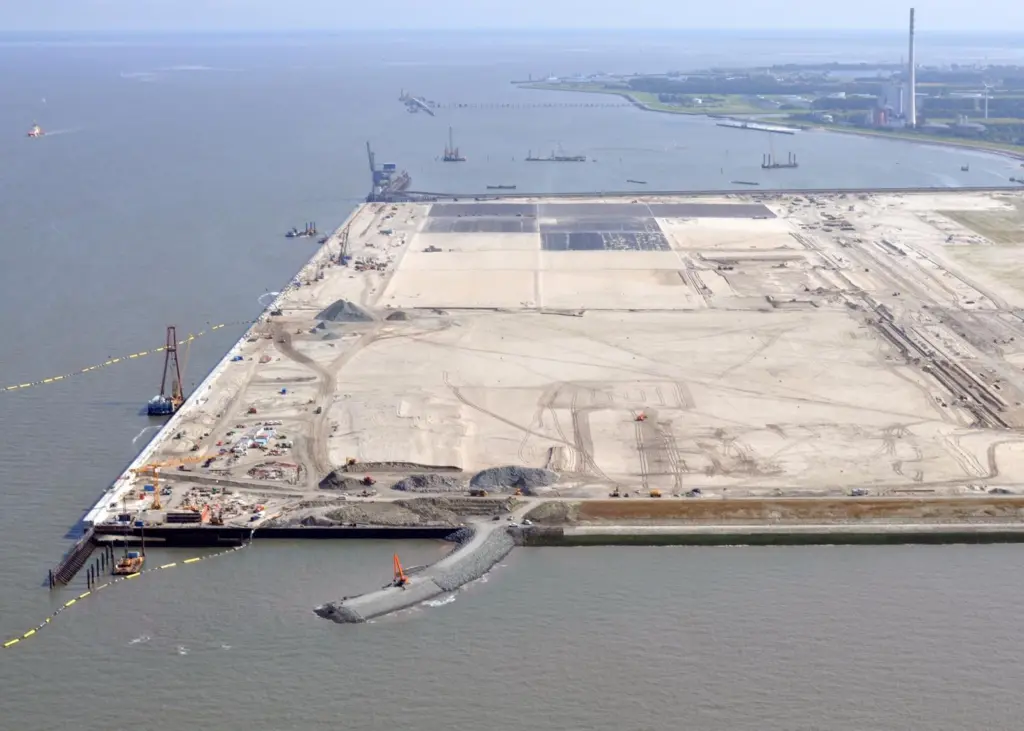 The €1bn common-user terminal is billed as the first deepwater box facility in Germany.