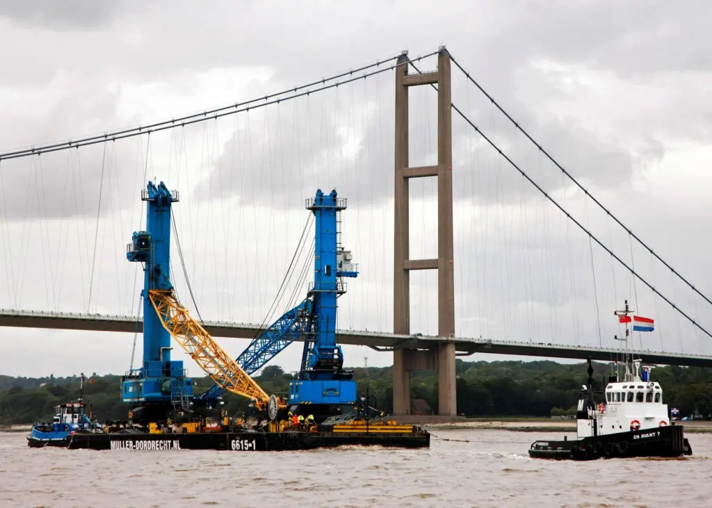 En Avant 7 is seen towing the cranes onboard Muller Dordrecht’s barge.