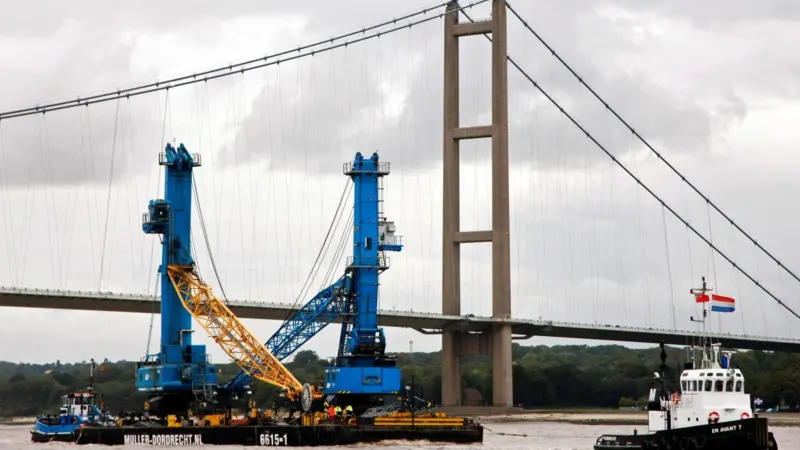En Avant 7 is seen towing the cranes onboard Muller Dordrecht’s barge.