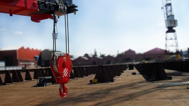 Mini-cranes were central in works to prepare AMT Trader to carry a massive QE Class aircraft carrier section.
