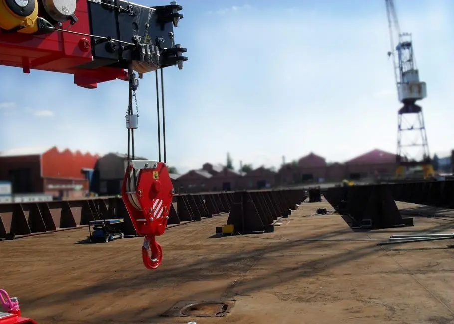 Mini-cranes were central in works to prepare AMT Trader to carry a massive QE Class aircraft carrier section.