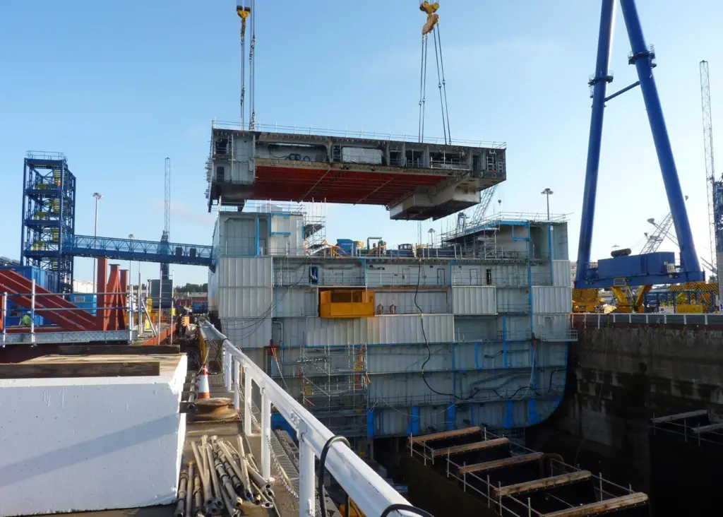 The first of the four CB03 sections, weighing some 850 tons and measuring 40m by 26m by 7m was lifted onto the LB03 block last Friday.