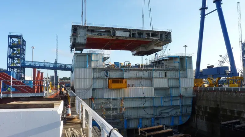 The first of the four CB03 sections, weighing some 850 tons and measuring 40m by 26m by 7m was lifted onto the LB03 block last Friday.
