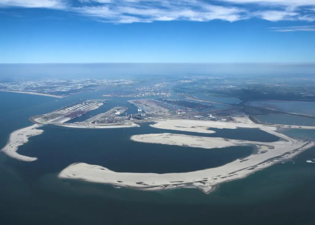 For several years, both clients and contractors of large, complex mega infrastructure projects in the Netherlands have been experimenting with innovative contracts, causing a shift in roles and tasks in the Dutch construction industry. Clients a...
