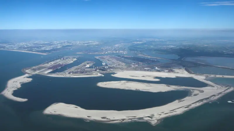 For several years, both clients and contractors of large, complex mega infrastructure projects in the Netherlands have been experimenting with innovative contracts, causing a shift in roles and tasks in the Dutch construction industry. Clients a...