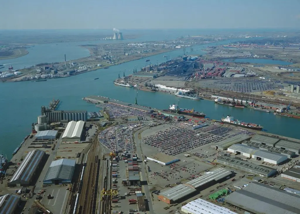 The construction of a second lock is necessary in order to improve traffic flow to the Waaslandhaven.