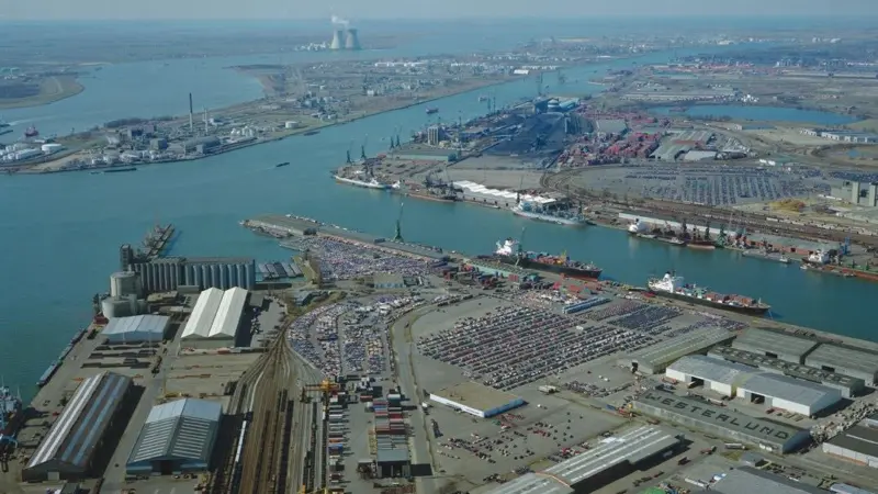 The construction of a second lock is necessary in order to improve traffic flow to the Waaslandhaven.