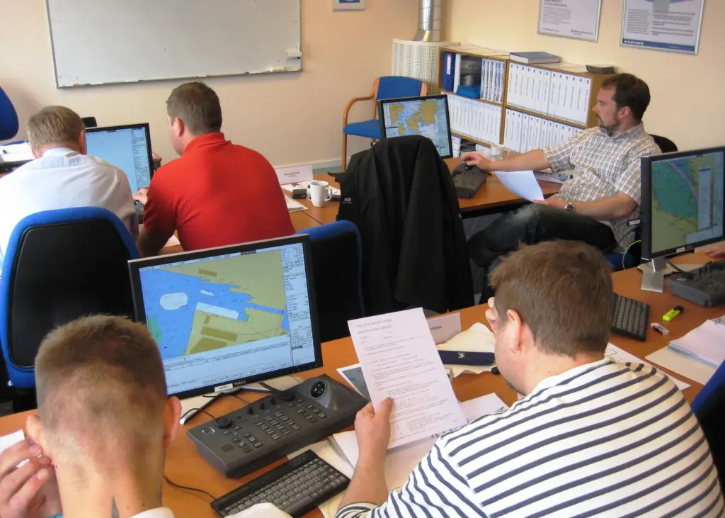 There are still thousands of seafarers who require ECDIS training, according to the UK P&I Club.