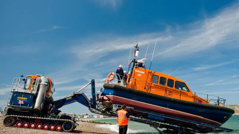 The L&RS can be operated in heavy surf conditions, and in water at depths approaching 3m.