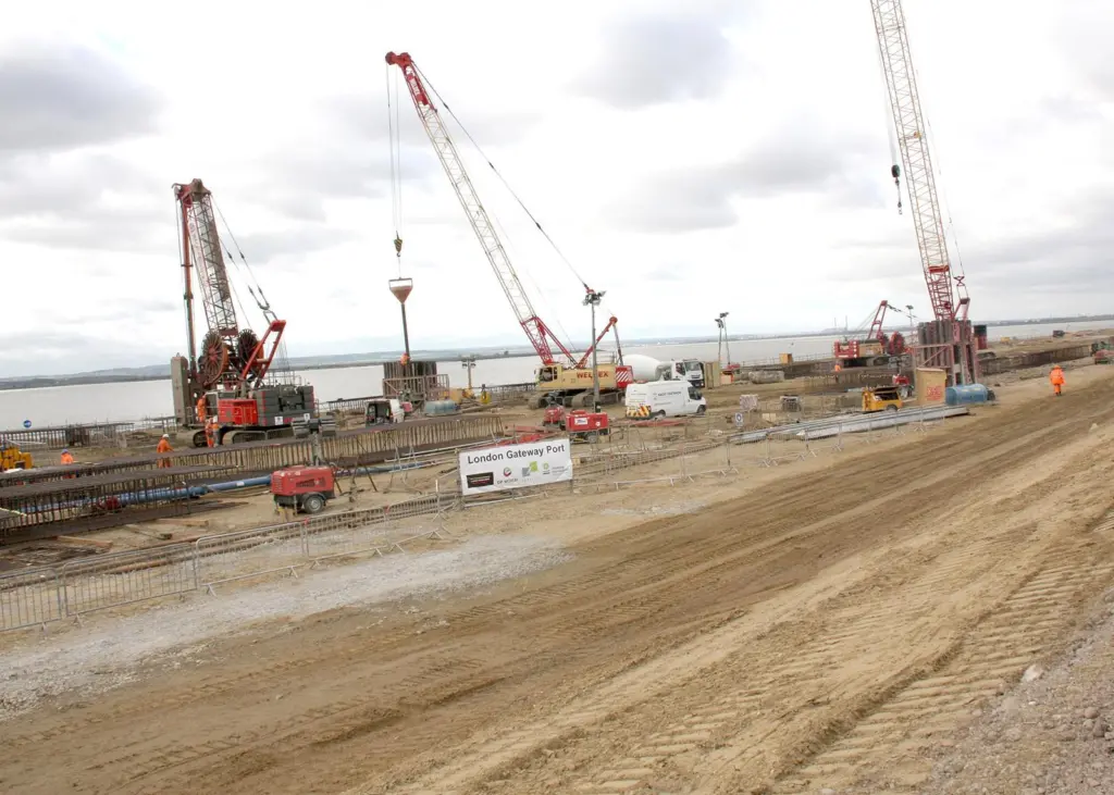 Construction of the quaywall is progressing rapidly along the seaward edge of the site.