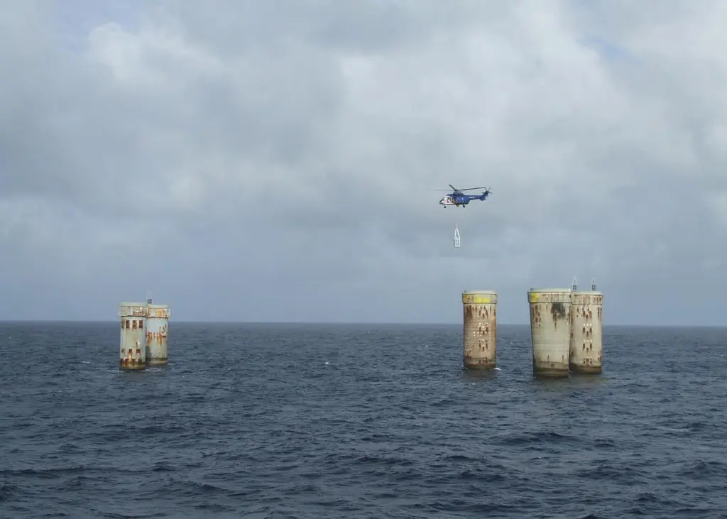 The AtoN had to be lowered onto a 2m steel pillar mounted onto a 20m tower in the sea, which was not visible to the pilots.