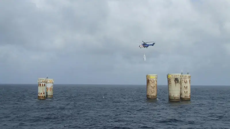 The AtoN had to be lowered onto a 2m steel pillar mounted onto a 20m tower in the sea, which was not visible to the pilots.