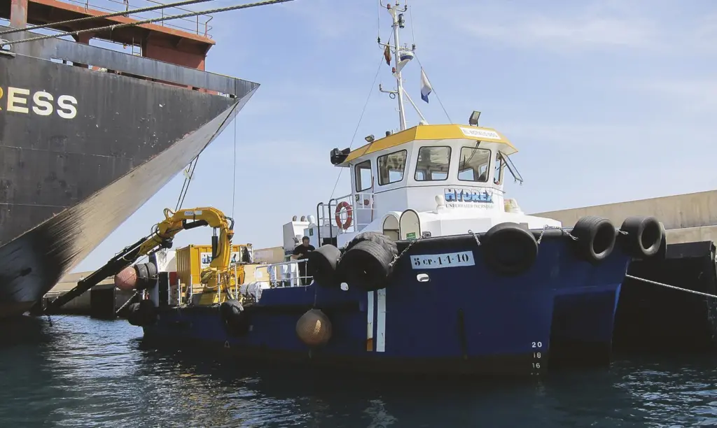 The diver/technicians mobilized from the Hydrex office in Algeciras, arriving at the dock together with all the needed equipment.