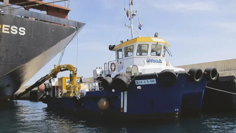 The diver/technicians mobilized from the Hydrex office in Algeciras, arriving at the dock together with all the needed equipment.