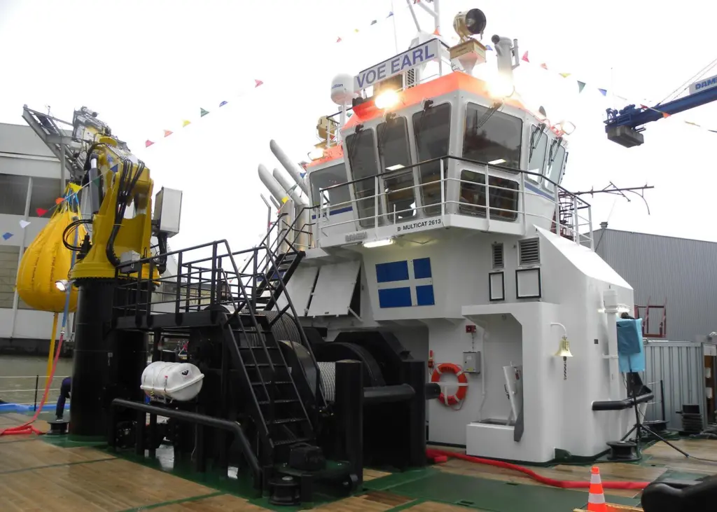 Voe Earl’s anchor handling/towing winch, wheelhouse and aft deck crane all visible in this photo courtesy of Hans van der Ster.