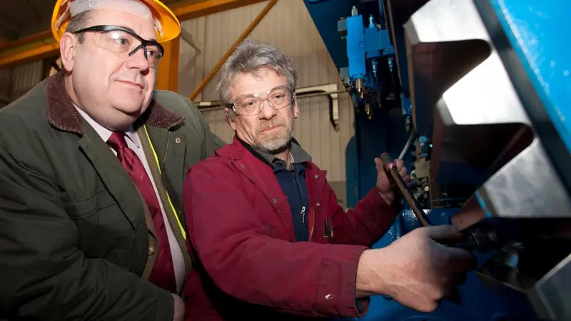 ACE Winches fitting controller Bob Hammond demonstrates new winch equipment to Scotland’s First Minister Alex Salmond (left).