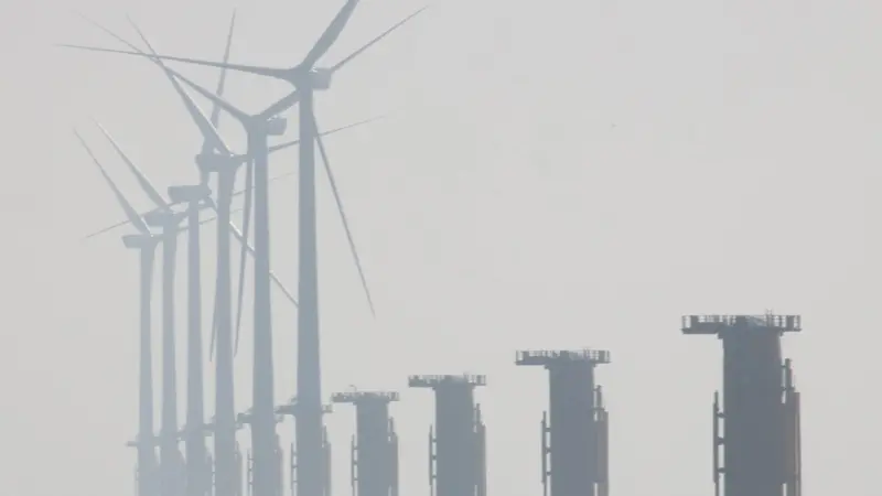 By the end of 2011, 1,371 turbines totalling 3.81GW were installed in European waters. Photo by Peter Barker