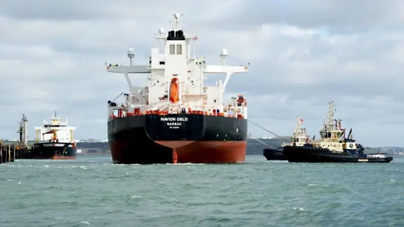 Pilots at Milford Haven Port currently use the latest version of Marimatech’s ‘E-sea Fix’ system, a highly accurate position fixing system which pilots carry aboard ships.
