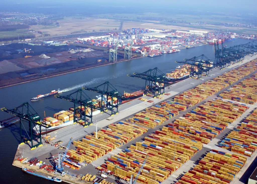 Antwerp Port Authority is already involved in LNG projects  such as the Flemish LNG study and the European Clean North Sea Shipping project.