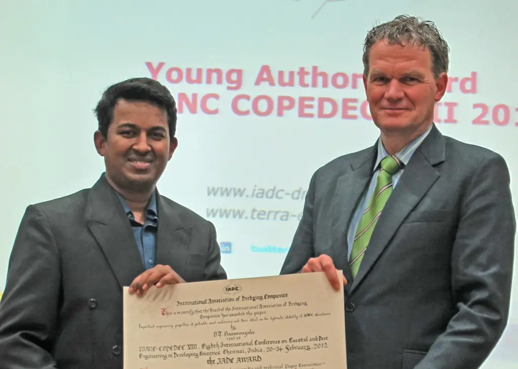 Mr. Dassanayake (left) receives the IADC Award for the Best Paper by a Young Author from IADC Secretary General René Kolman at PIANC COPEDEC.