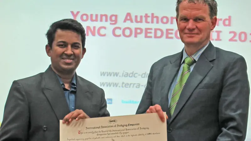 Mr. Dassanayake (left) receives the IADC Award for the Best Paper by a Young Author from IADC Secretary General René Kolman at PIANC COPEDEC.