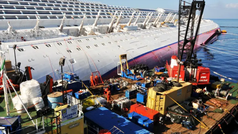 A SMIT salvage team works alongside its Italian partners Fratelli Neri to remove HFO and diesel from the stricken cruise liner Costa Concordia. Photo: SMIT