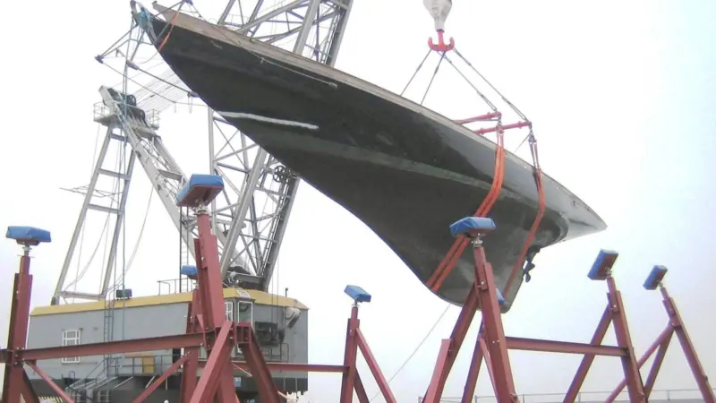 The lift of King George V’s J-Class yacht Britannia was finally completed with the help of a high tide.