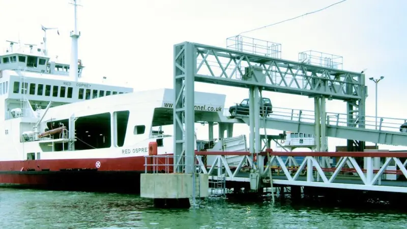 The addition of another full length car deck on Red Funnels ro-ro ferries necessitated a dual level linkspan arrangement which was implemented by Bosch Rexroth.