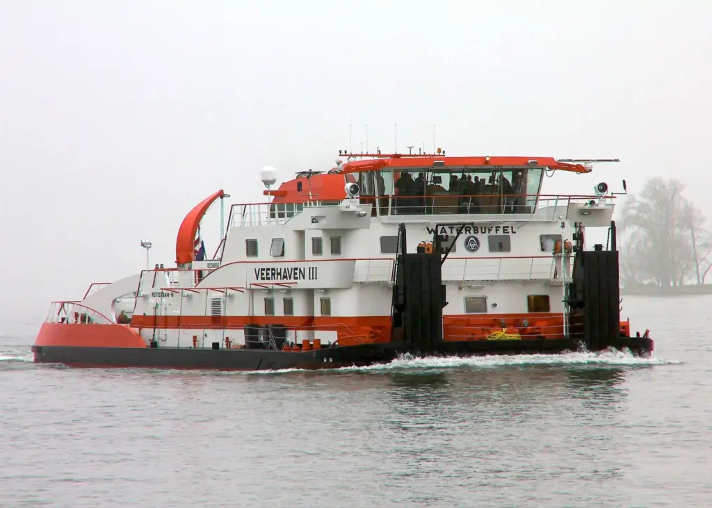 Veerhaven III was designed to navigate with a total of six push barges on the inland waterway route Rotterdam Europoort to and from Duisburg.