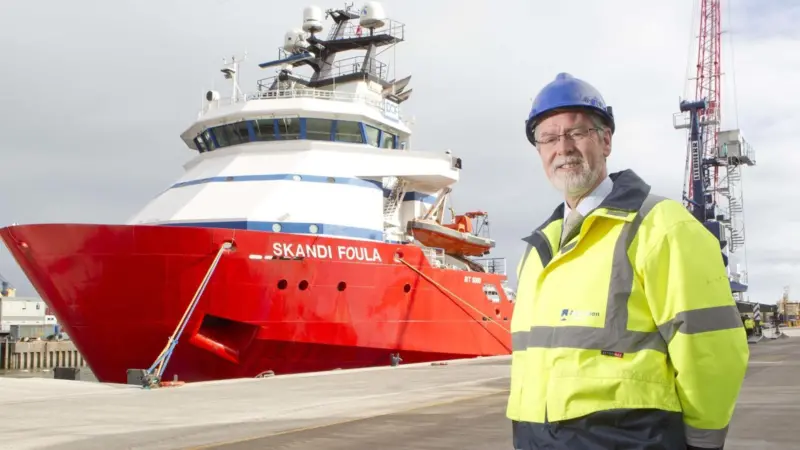 Aberdeen Harbour’s engineering director Ken Reilly welcoming the Skandi Foula to the new facility