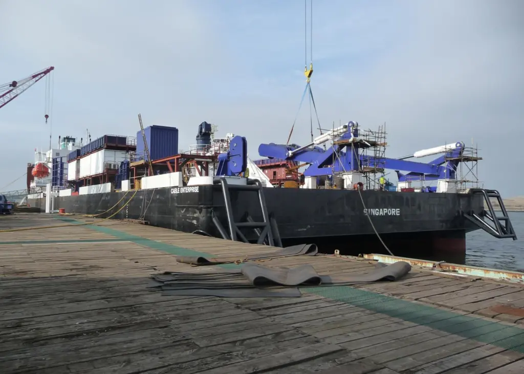 Cable Enterprise is equipped with a 4,000 tonne carousel, 6 point mooring system, and a single drum winch with pulling force of 18 tonnes.