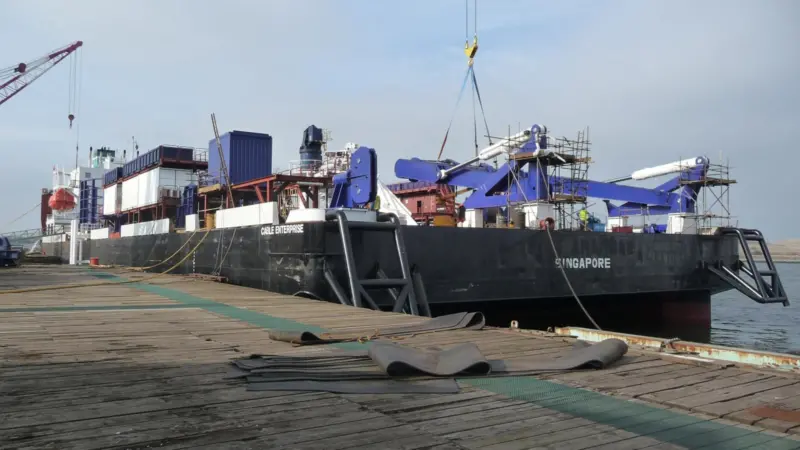 Cable Enterprise is equipped with a 4,000 tonne carousel, 6 point mooring system, and a single drum winch with pulling force of 18 tonnes.