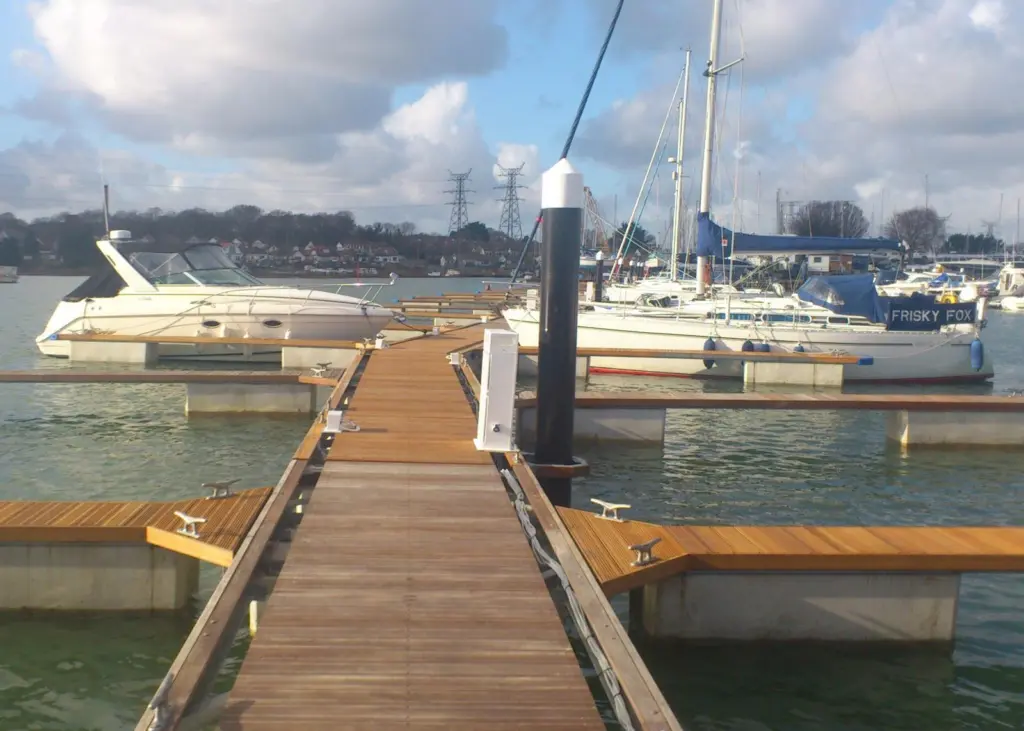 Walcon Marine has installed a new System 21 pontoon at Davis’s Boatyard.