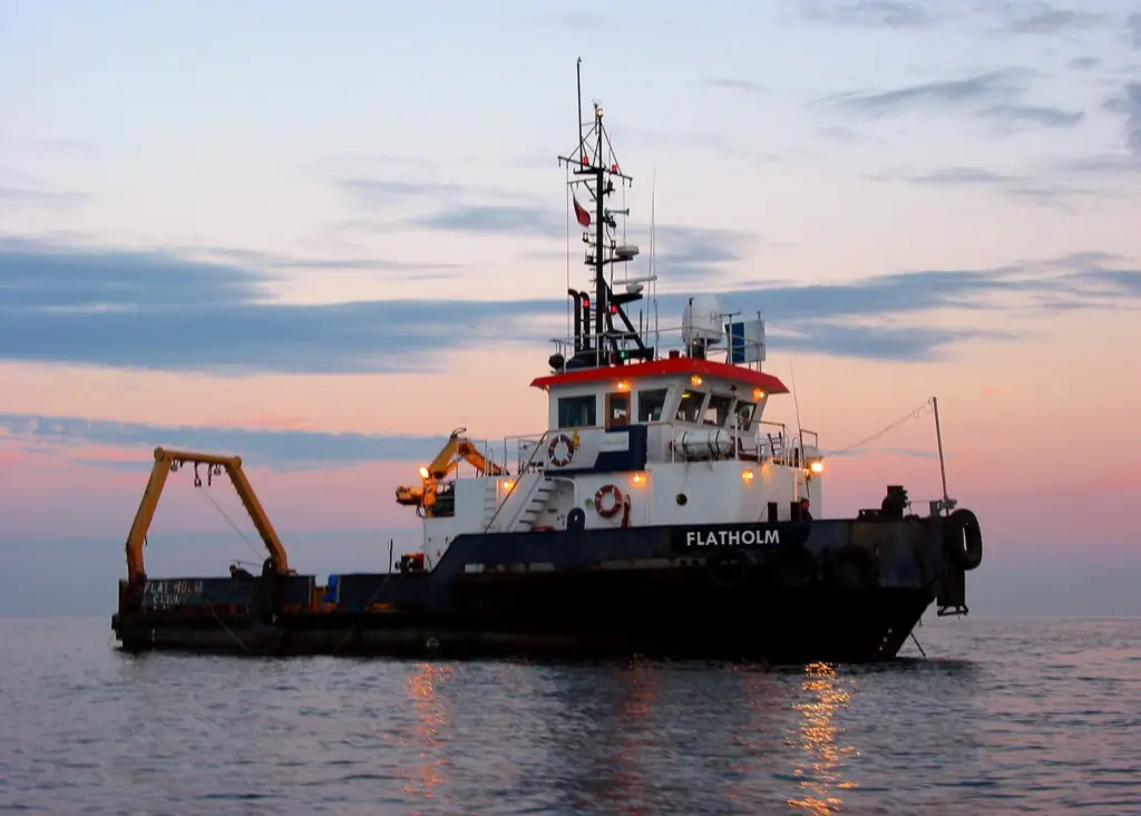 MV Flatholm was on site 24/7 during the aggregates vibracoring campaign.