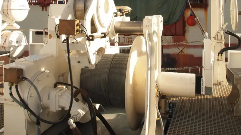 The hydrographic winches handle streamer cables which are fitted with hydrophones that transmit data to the ship’s laboratory in real time.