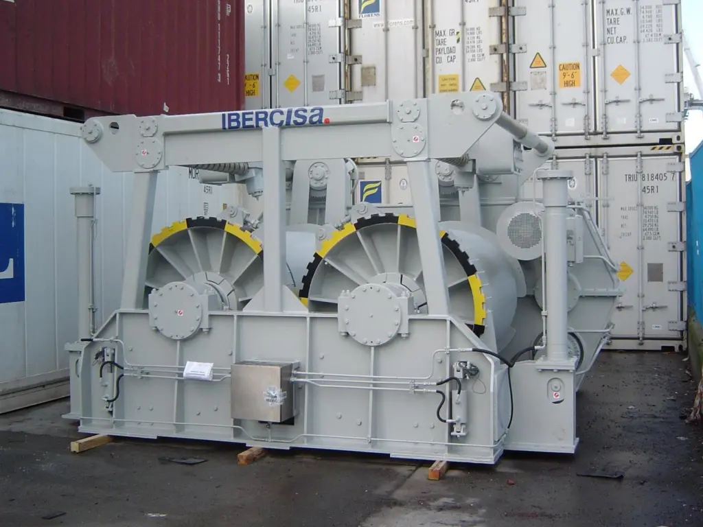 The winch features two drums working simultaneously, and these have a 200m run of 36mm diameter cable in a single layer.