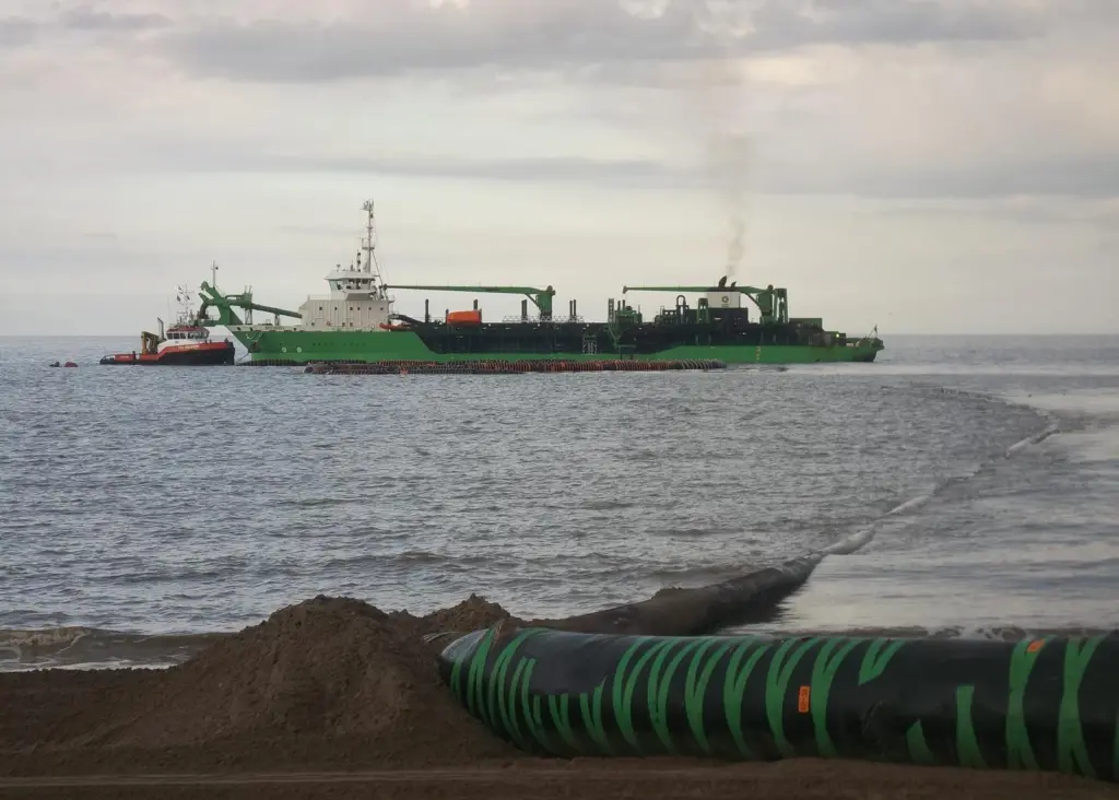 The Damen Sholabuster ITC Meltemi assists Dredging International’s trailing suction hopper dredger Breughel to connect up the floating pipeline prior to pumping.