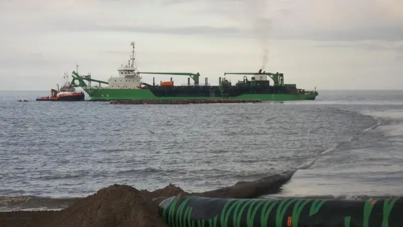 The Damen Sholabuster ITC Meltemi assists Dredging International’s trailing suction hopper dredger Breughel to connect up the floating pipeline prior to pumping.