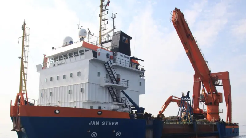 The Jan Steen will place an armour layer of rocks in an elliptical formation around each wind turbine foundation. Photo: Scira