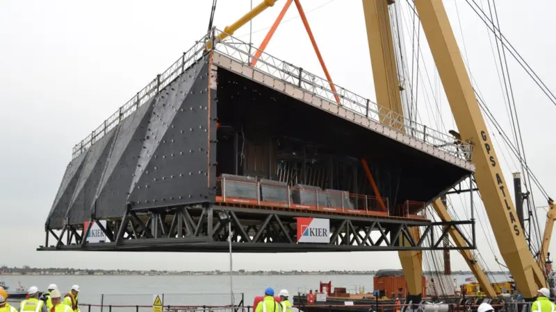 The building which weighed 200 tonnes and measured 20m by 30m, had to be lifted using a sheerleg crane on to the prepared framework