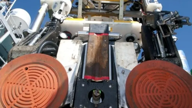 This tooled-up Seaeye Courgar ROV can find out what’s inside a sealed container in 900 feet of water