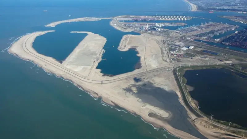 The 108 hectare site will have a quaywall of 1,150m length and a depth alongside of 20m