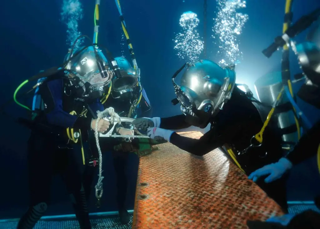 Appropriate medical equipment to be held at any particular site is best determined by an occupational health service with special knowledge of commercial diving operation