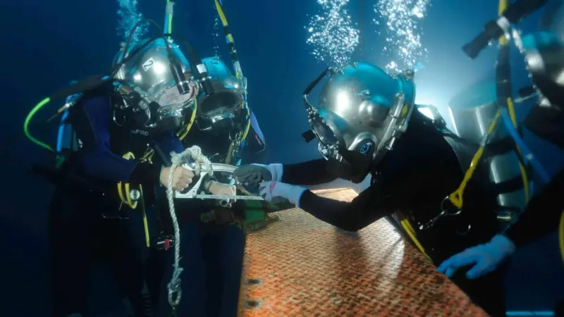 Appropriate medical equipment to be held at any particular site is best determined by an occupational health service with special knowledge of commercial diving operation