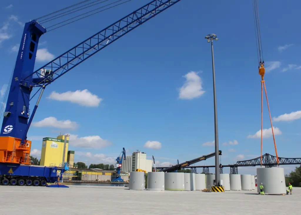The new Rendsberg cranes will handle concrete sections for wind turbine towers