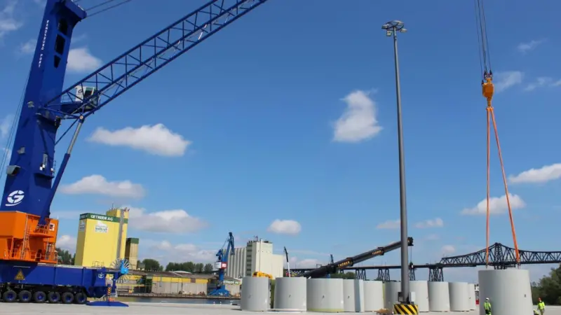 The new Rendsberg cranes will handle concrete sections for wind turbine towers
