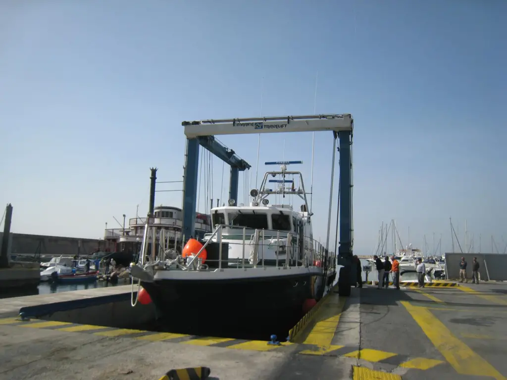 Almarin sourced a used 50 BFM (2001) travelift from stock as a provisional solution for Benalmádena