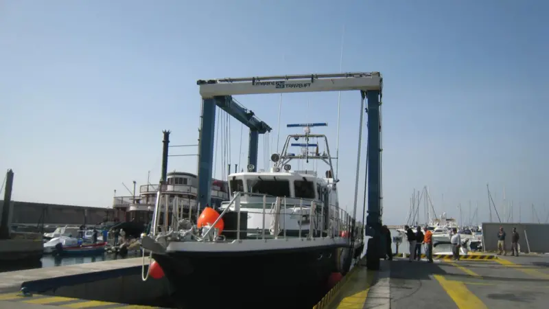 Almarin sourced a used 50 BFM (2001) travelift from stock as a provisional solution for Benalmádena