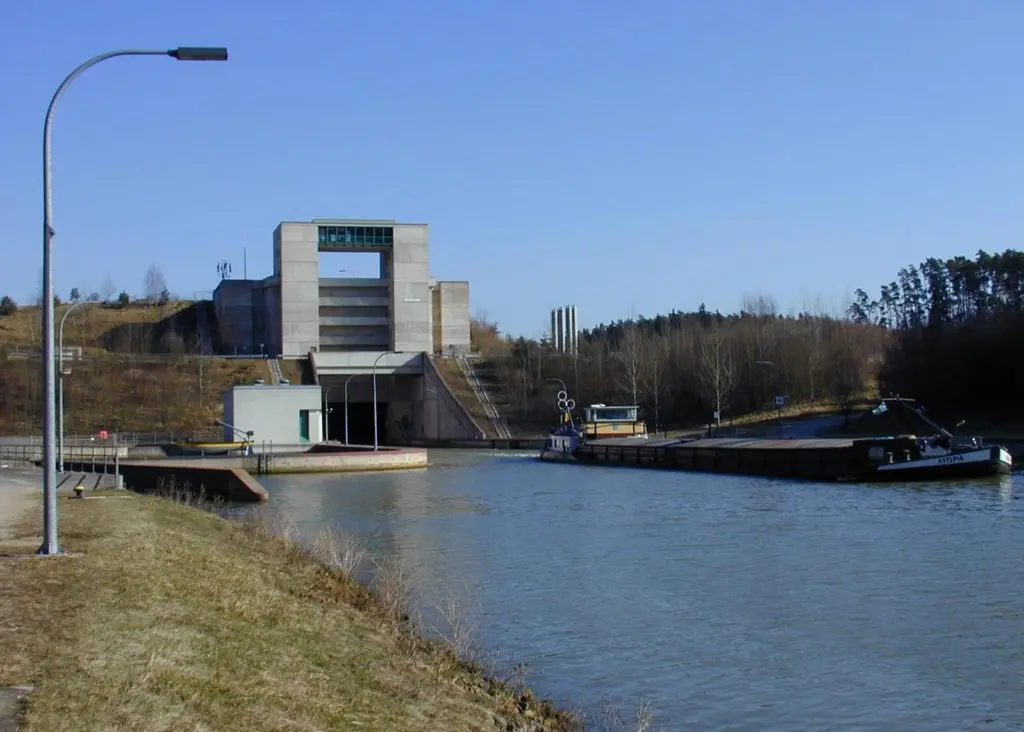 Traffic moves through the Hipoltstein Lock. Photo: WSA Nuernberg